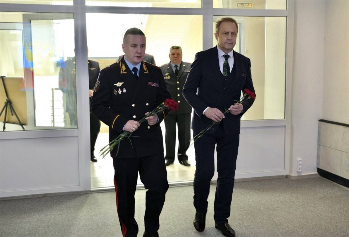 В УМВД России по Магаданской области полицейские почтили память сотрудников органов внутренних дел, погибших при исполнении служебных обязанностей В УМВД России по Магаданской области полицейские почтили память сотрудников органов внутренних дел, погибших при исполнении служебных обязанностей