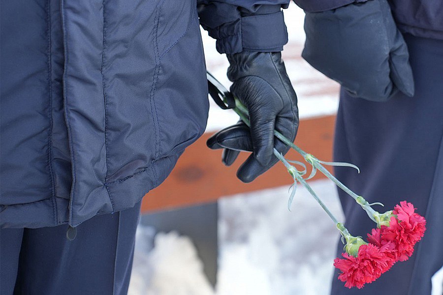 Полицейские возложили цветы в сквере имени Романа Воронова в Магадане Полицейские возложили цветы в сквере имени Романа Воронова в Магадане