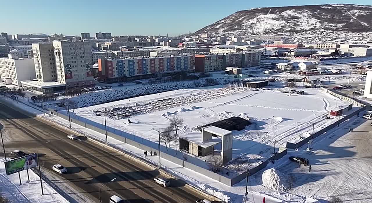 Лариса Поликанова: Провела выездное совещание на Магаданской площади по вопросам благоустройства — проконтролировала ход работ, которые не приостанавливаются даже в выходные