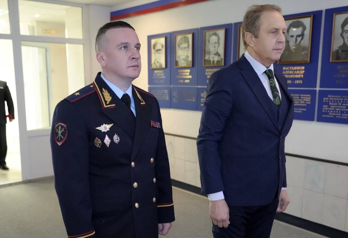 В УМВД России по Магаданской области полицейские почтили память сотрудников органов внутренних дел, погибших при исполнении служебных обязанностей В УМВД России по Магаданской области полицейские почтили память сотрудников органов внутренних дел, погибших при исполнении служебных обязанностей