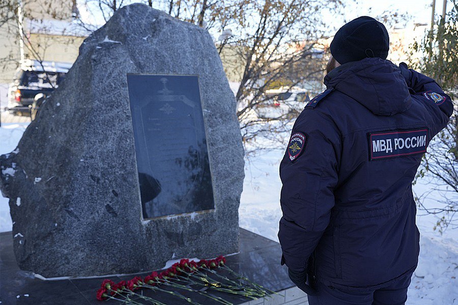 Полицейские возложили цветы в сквере имени Романа Воронова в Магадане