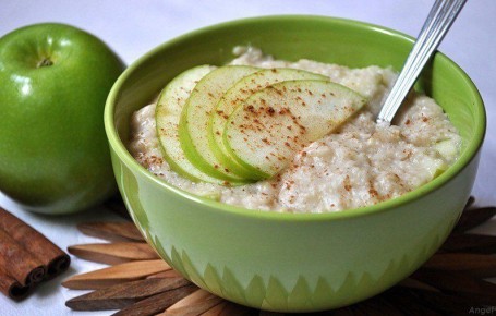 Каша с корицей и яблоками: идеальный завтрак для холодных дней