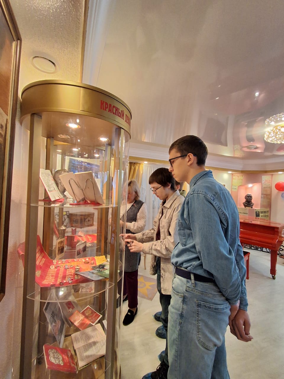 Студенты Магаданского политехнического техникума посетили музей Вадима Алексеевича Козина Студенты Магаданского политехнического техникума посетили музей Вадима Алексеевича Козина