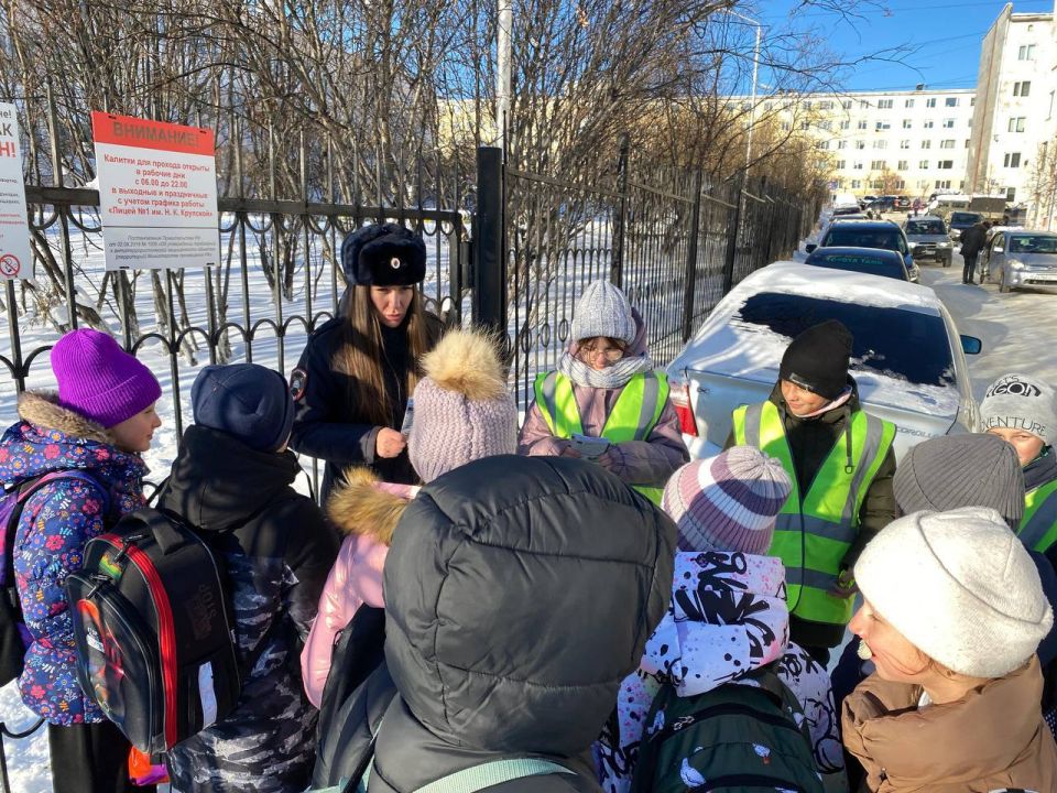 В Магадане прошла профилактическая акция «Засветись!», направленная на повышение безопасности пешеходов в темное время суток