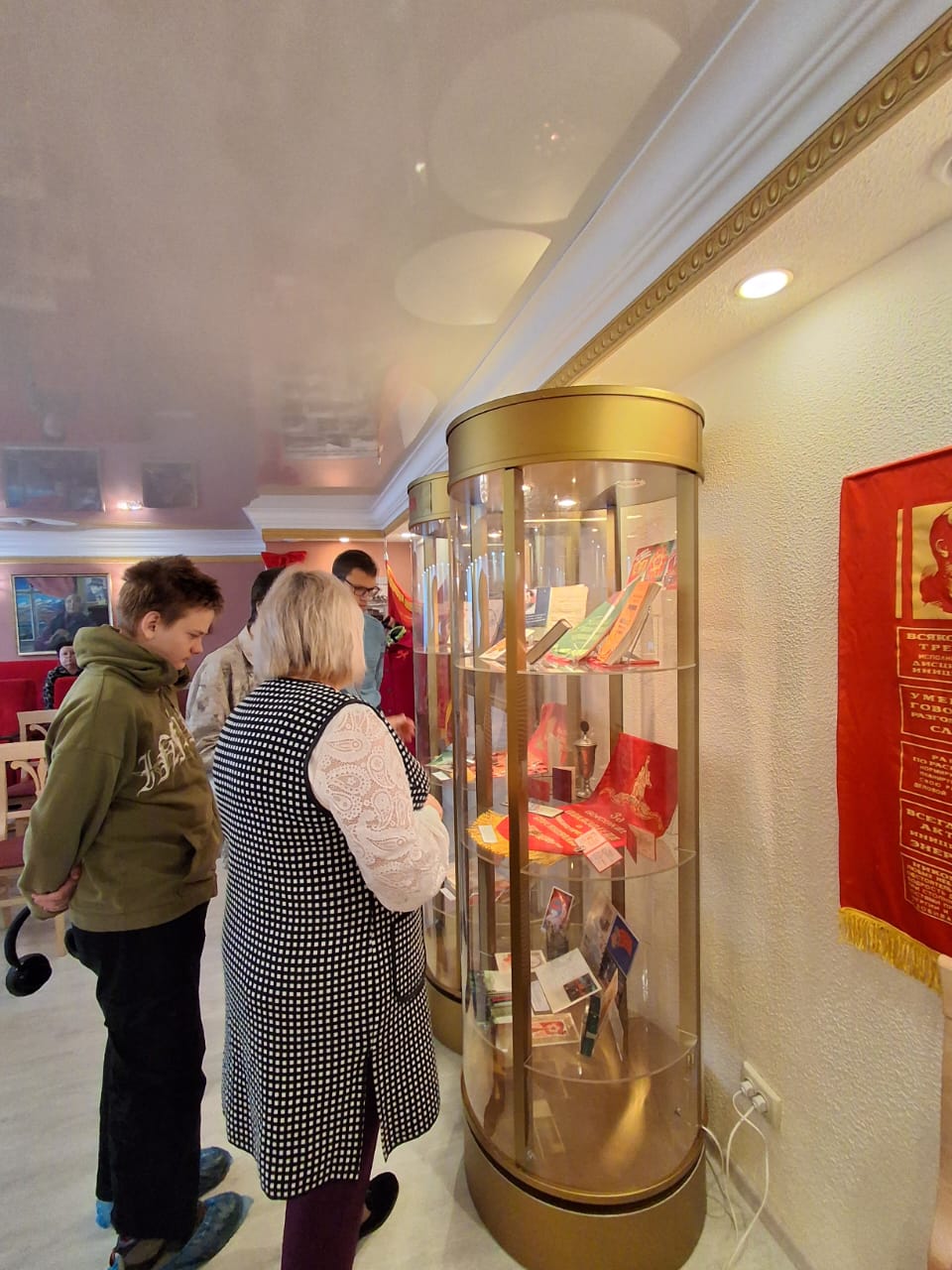 Студенты Магаданского политехнического техникума посетили музей Вадима Алексеевича Козина Студенты Магаданского политехнического техникума посетили музей Вадима Алексеевича Козина