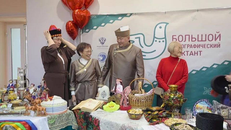 Накануне в рамках юбилейного, десятого Большого этнографического диктанта и церемонии награждения областного конкурса «Гордость Колымы» в библиотеке им. А.С. Пушкина прошла выставка, подготовленная национальными культурными...