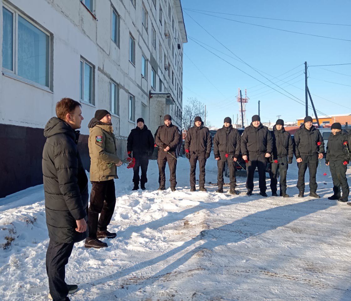 Информационную табличку, посвященную герою СВО Олегу Кадочникову открыли в Магадане Информационную табличку, посвященную герою СВО Олегу Кадочникову открыли в Магадане