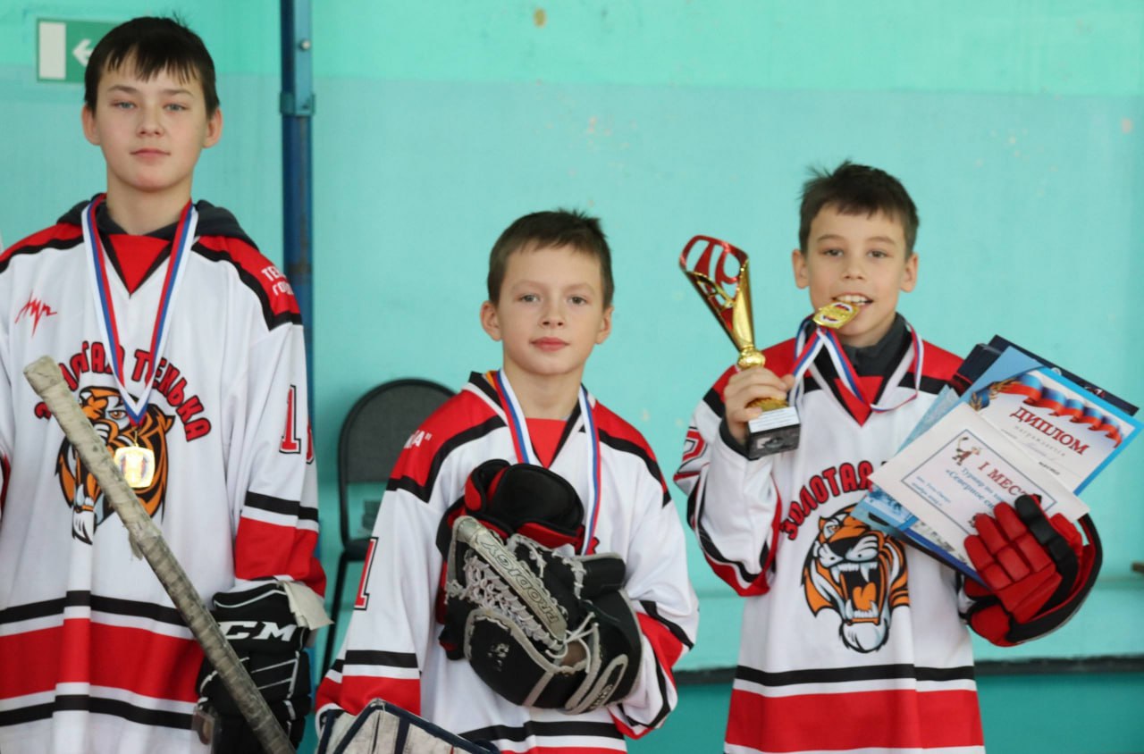 Колымские хоккеисты выявили сильнейших на традиционном турнире «Северное сияние» в Усть-Омчуге Колымские хоккеисты выявили сильнейших на традиционном турнире «Северное сияние» в Усть-Омчуге