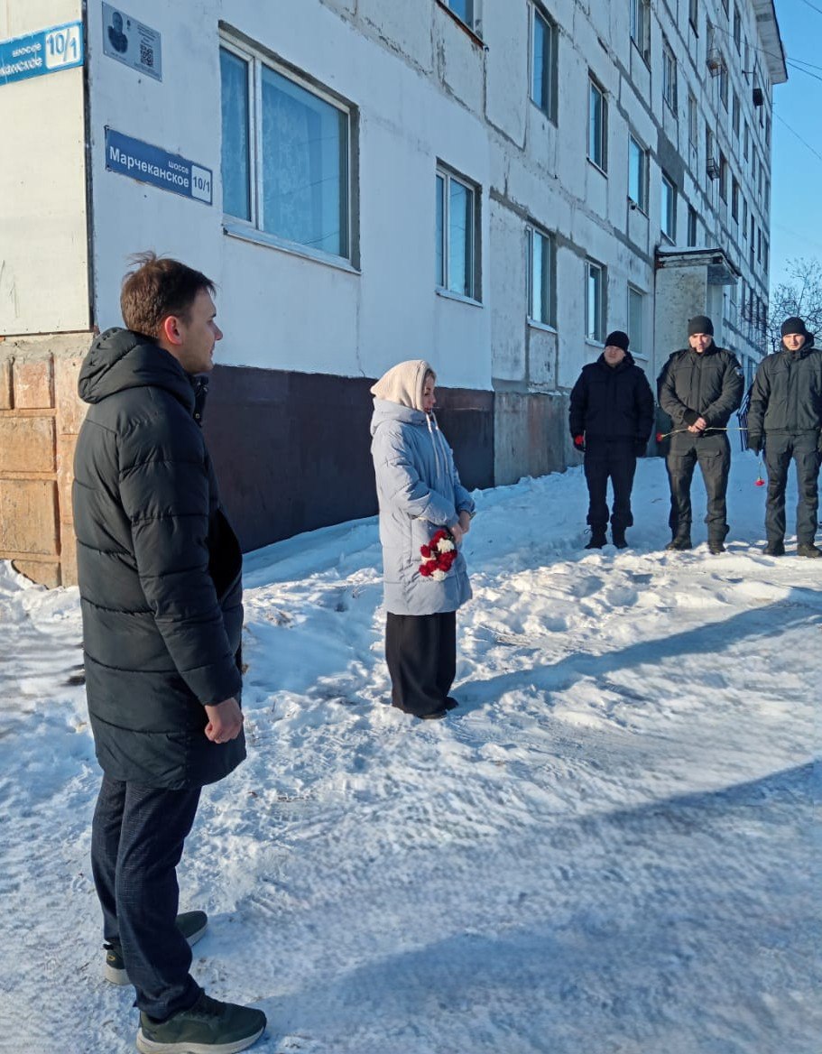 Информационную табличку, посвященную герою СВО Олегу Кадочникову открыли в Магадане Информационную табличку, посвященную герою СВО Олегу Кадочникову открыли в Магадане