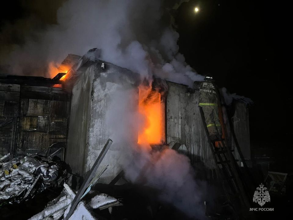 Одноэтажный нежилой дом сгорел в Сусумане