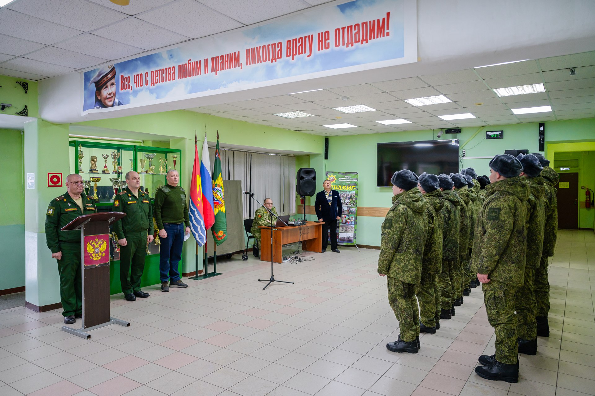 Еще одну группу новобранцев в рамках осеннего призыва-2025 проводили сегодня из Магаданского военного спортивно-технического центра «Подвиг»