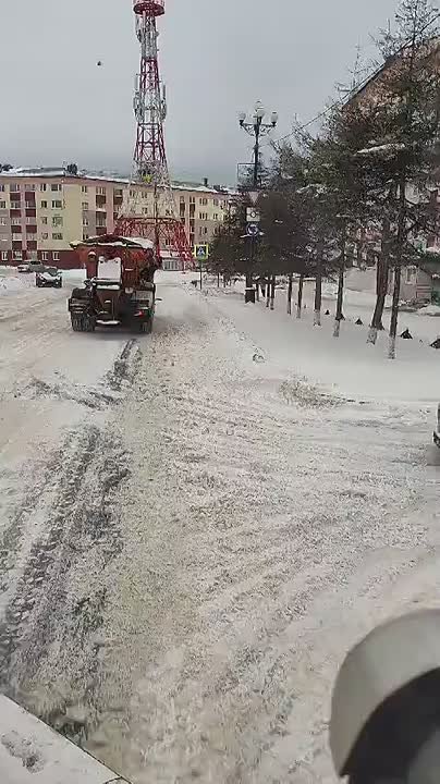 В Магадане на расширение проезжей части и тротуаров, уборку и вывоз снега, противогололедную обработку вышли 46 единиц техники ГЭЛУД и КЗХ