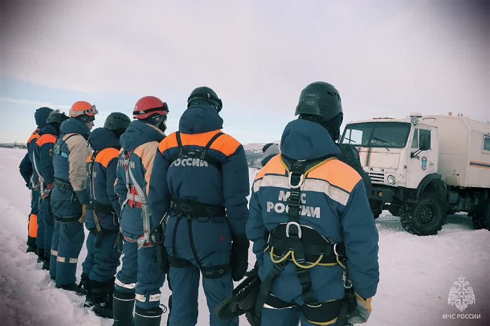 Первую тренировку по беспарашютному десантированию в зимних условиях провели спасатели