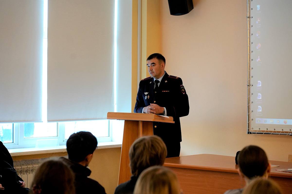 Полицейские учат магаданских студентов не попадаться на удочку мошенников в рамках «Школы информационной безопасности» Полицейские учат магаданских студентов не попадаться на удочку мошенников в рамках «Школы информационной безопасности»