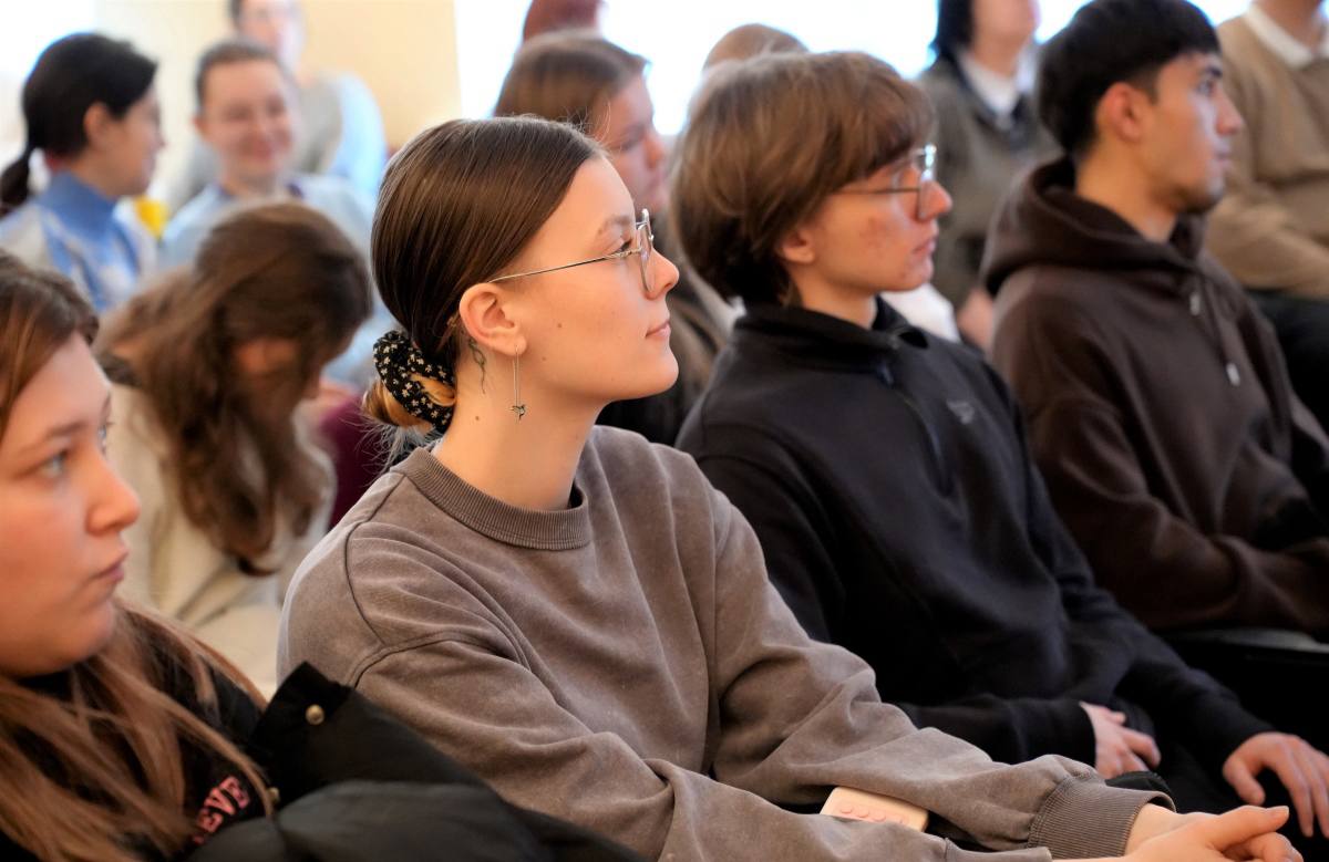 Полицейские учат магаданских студентов не попадаться на удочку мошенников в рамках «Школы информационной безопасности» Полицейские учат магаданских студентов не попадаться на удочку мошенников в рамках «Школы информационной безопасности»