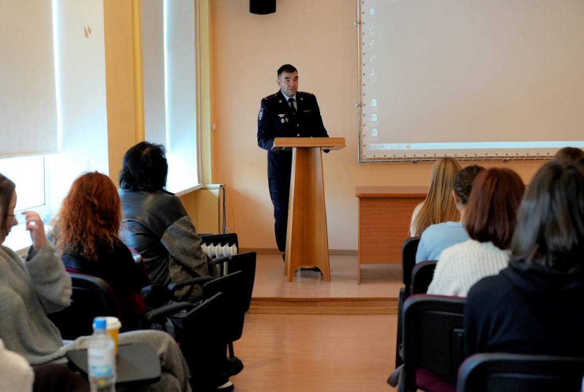 Полицейские учат магаданских студентов не попадаться на удочку мошенников в рамках «Школы информационной безопасности» Полицейские учат магаданских студентов не попадаться на удочку мошенников в рамках «Школы информационной безопасности»