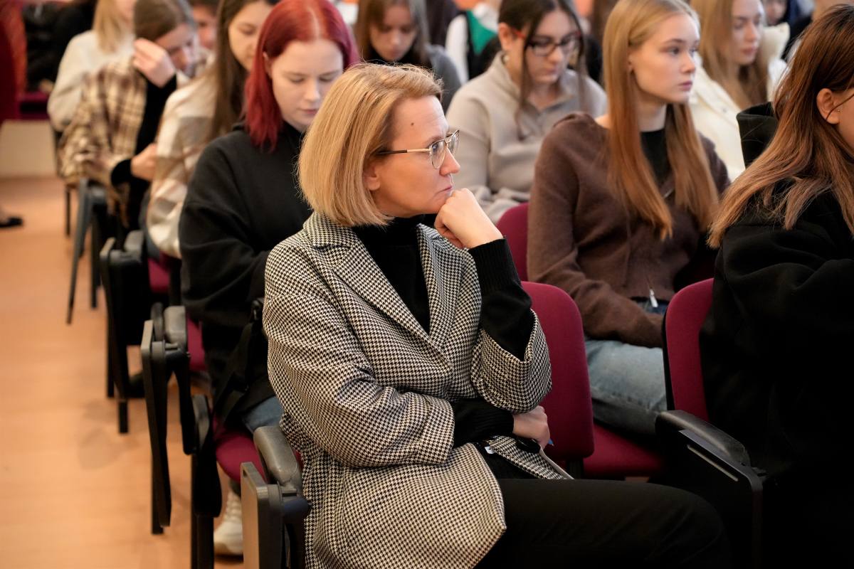 Полицейские учат магаданских студентов не попадаться на удочку мошенников в рамках «Школы информационной безопасности» Полицейские учат магаданских студентов не попадаться на удочку мошенников в рамках «Школы информационной безопасности»