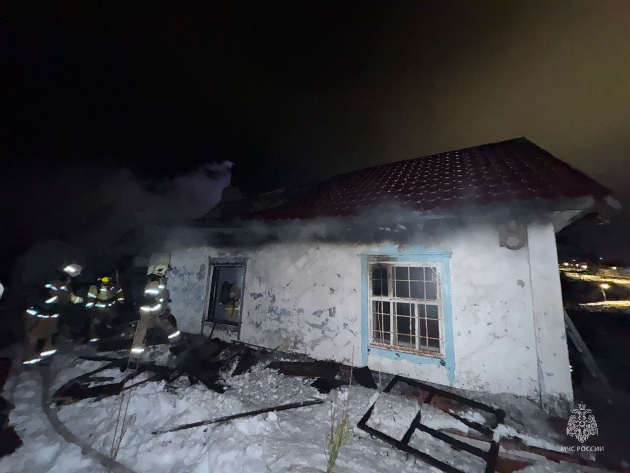 Дачный дом сгорел в Магадане Дачный дом сгорел в Магадане