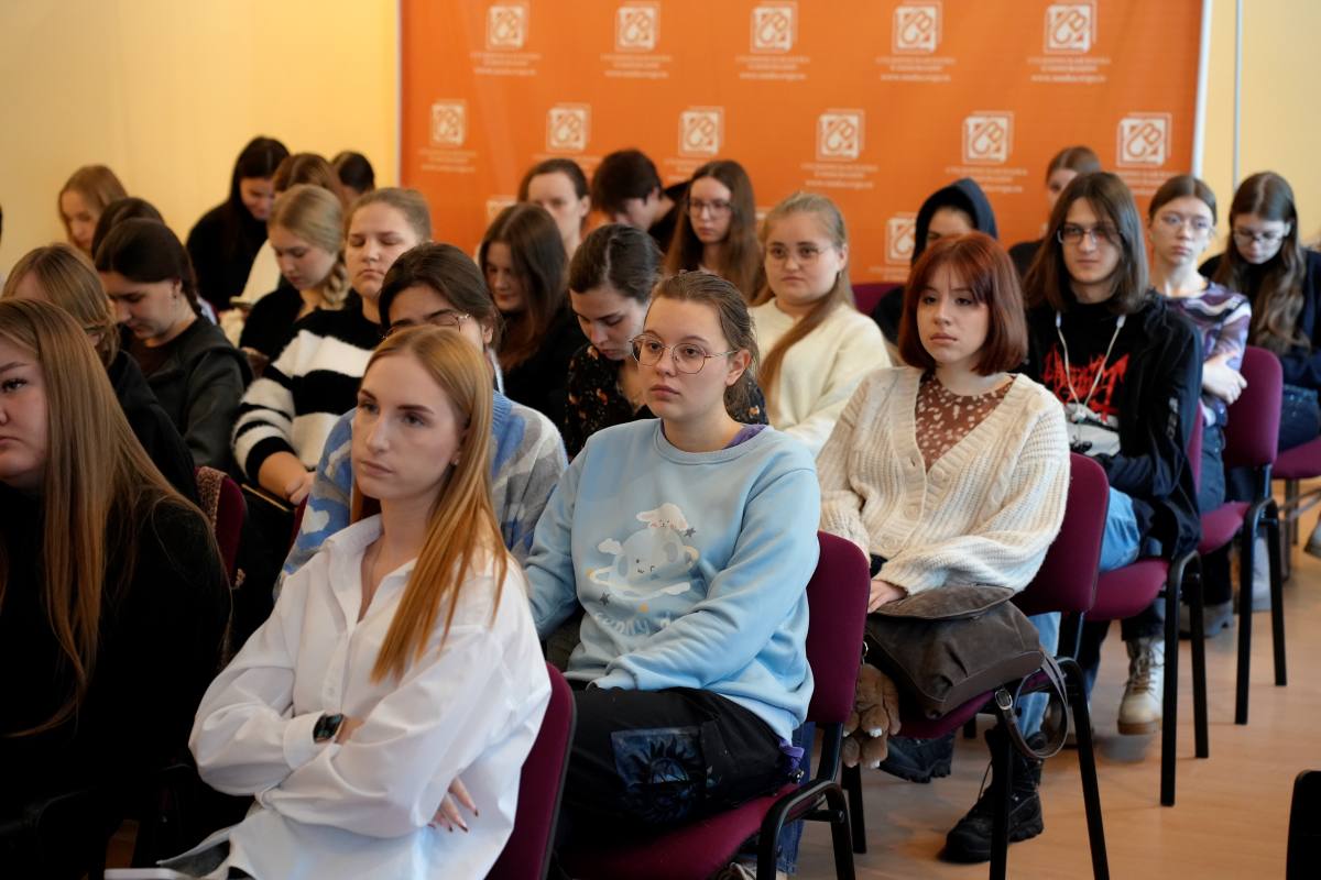 Полицейские учат магаданских студентов не попадаться на удочку мошенников в рамках «Школы информационной безопасности» Полицейские учат магаданских студентов не попадаться на удочку мошенников в рамках «Школы информационной безопасности»