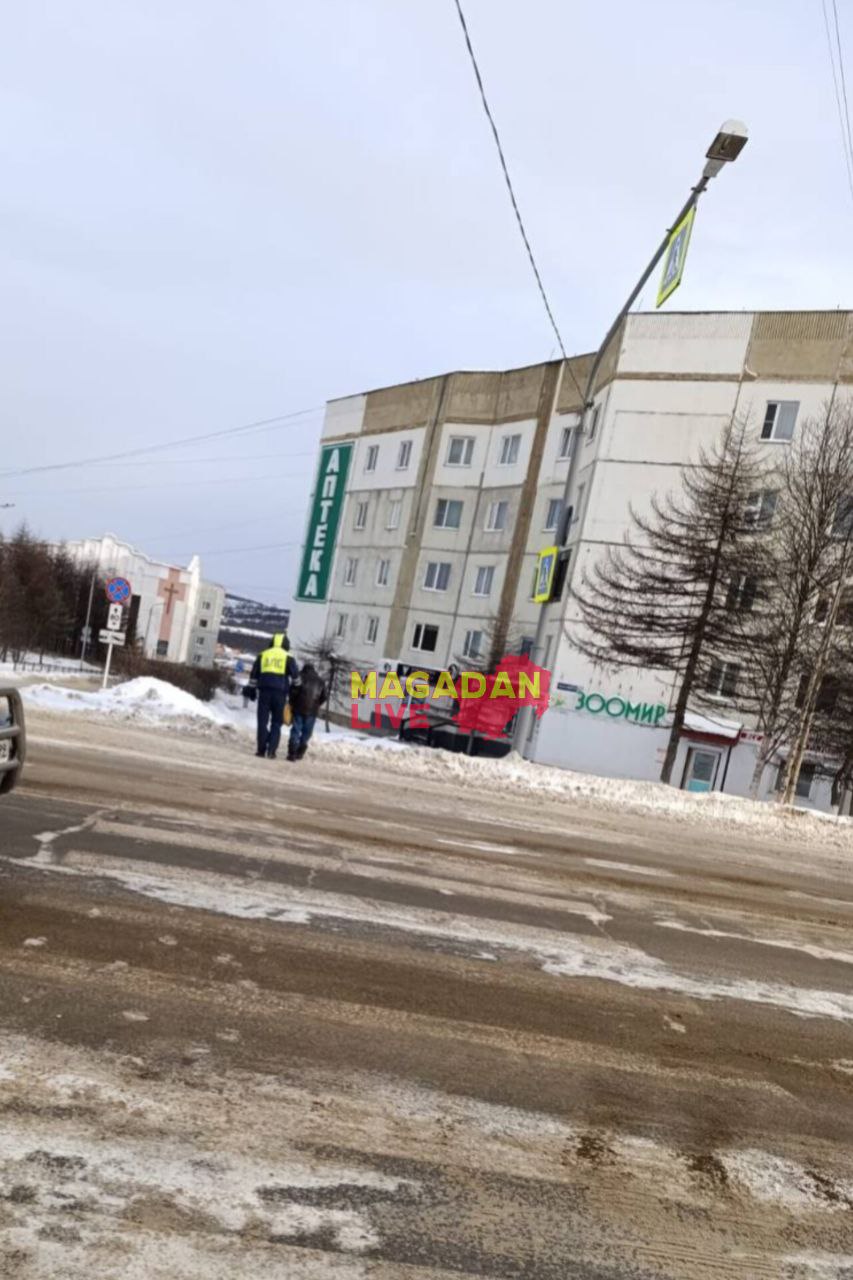 Здравствуйте, проходила мимо и увидела как пожилой мужчина поскользнулся на пешеходном переходе и упал, к нему подбежал сотрудник Госавтоинспекции и помог подняться и перейти дорогу Здравствуйте, проходила мимо и увидела как пожилой мужчина поскользнулся на пешеходном переходе и упал, к нему подбежал сотрудник Госавтоинспекции и помог подняться и перейти дорогу