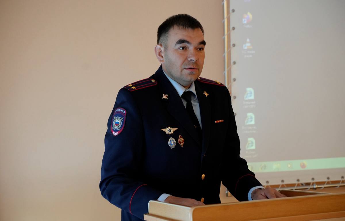 Полицейские учат магаданских студентов не попадаться на удочку мошенников в рамках «Школы информационной безопасности» Полицейские учат магаданских студентов не попадаться на удочку мошенников в рамках «Школы информационной безопасности»