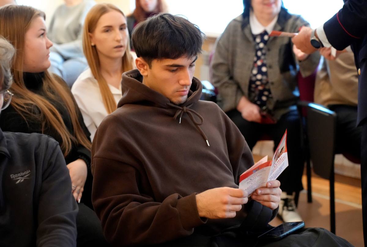 Полицейские учат магаданских студентов не попадаться на удочку мошенников в рамках «Школы информационной безопасности» Полицейские учат магаданских студентов не попадаться на удочку мошенников в рамках «Школы информационной безопасности»