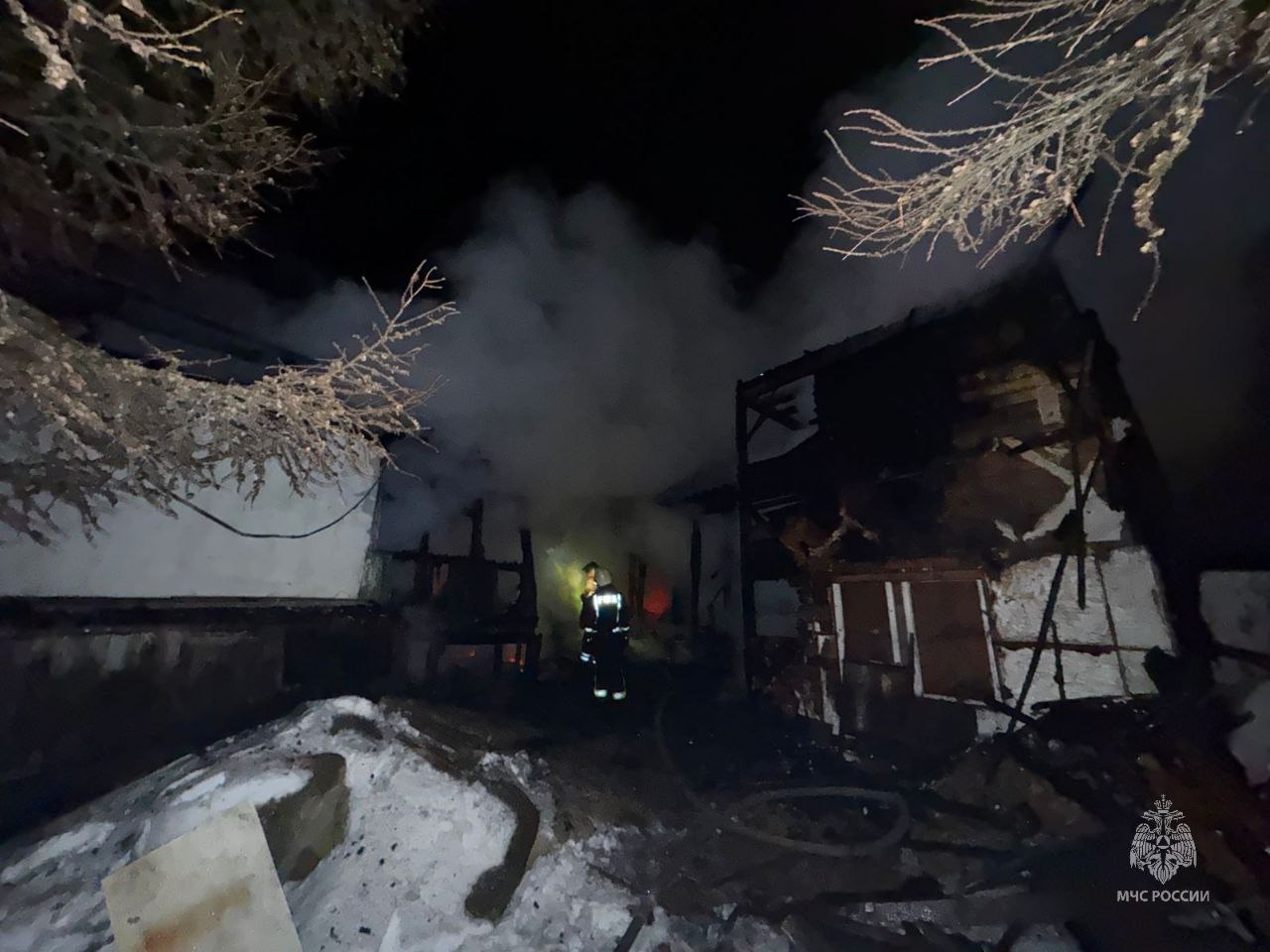 Дачный дом сгорел в Магадане Дачный дом сгорел в Магадане