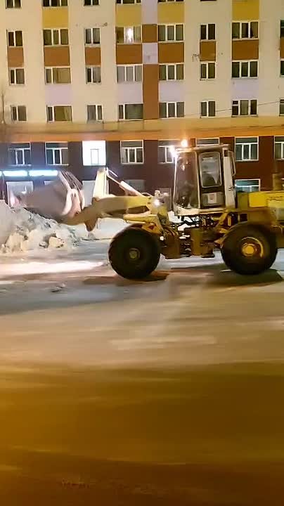 Сегодня в Магадане на расширение проезжей части и тротуаров, уборку и вывоз снега, противогололедную обработку вышли 43 единицы техники ГЭЛУД и КЗХ