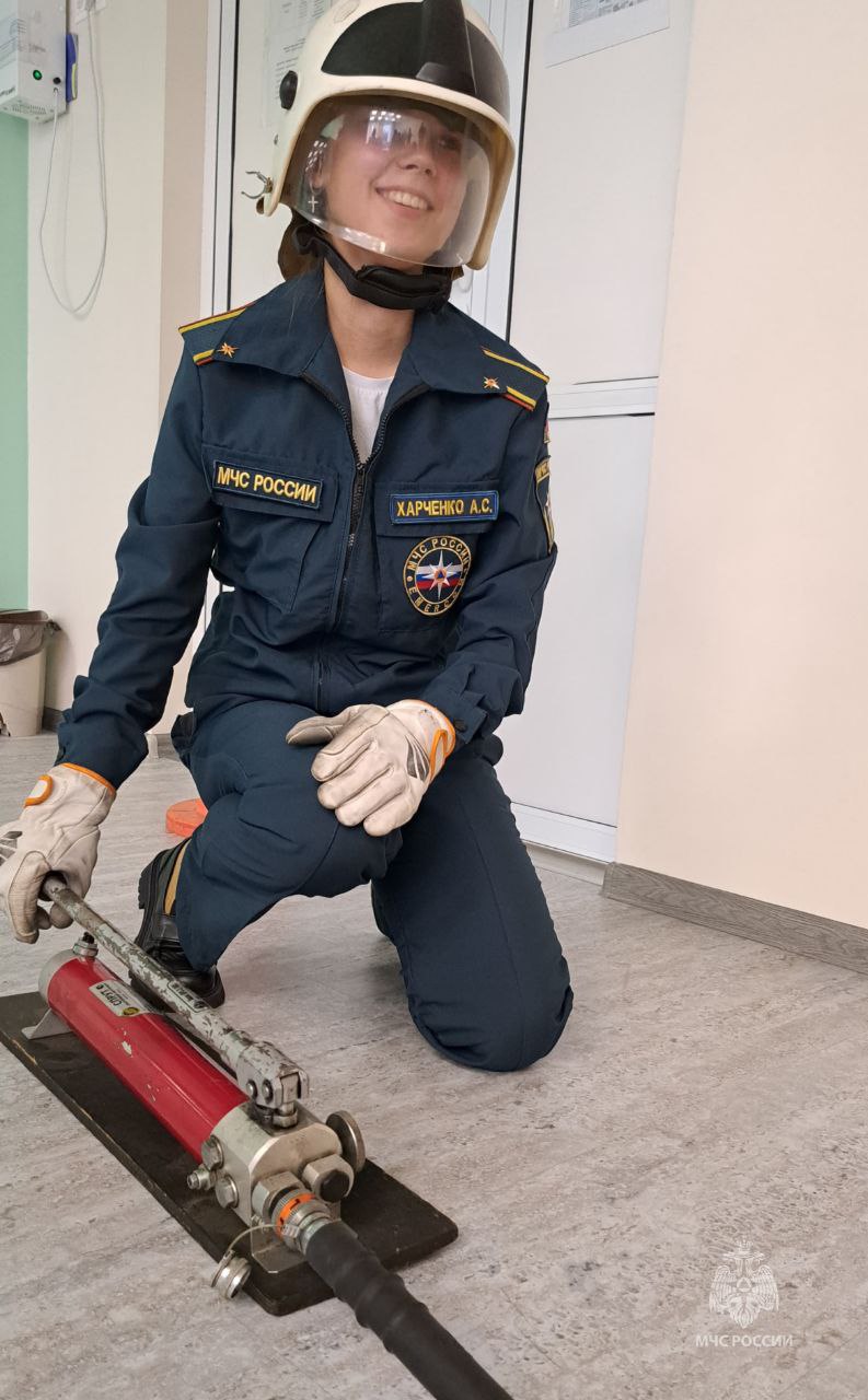 Спасатели учат школьников тонкостям профессии Спасатели учат школьников тонкостям профессии