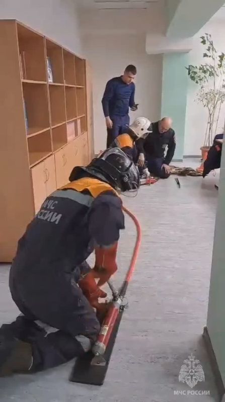 Спасатели учат школьников тонкостям профессии