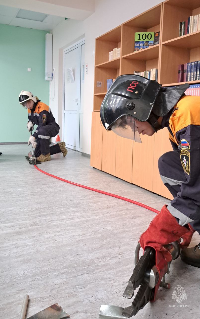 Спасатели учат школьников тонкостям профессии Спасатели учат школьников тонкостям профессии