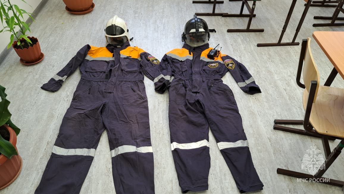 Спасатели учат школьников тонкостям профессии Спасатели учат школьников тонкостям профессии