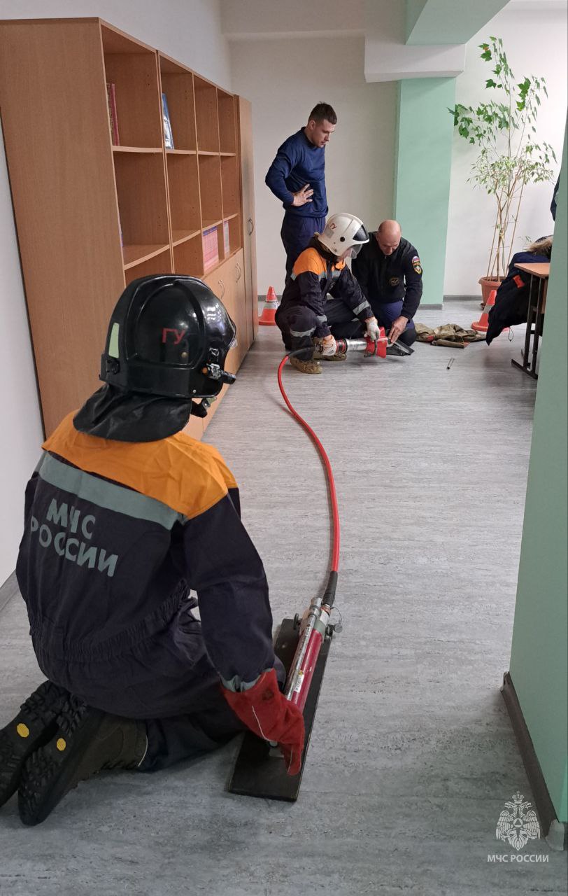 Спасатели учат школьников тонкостям профессии Спасатели учат школьников тонкостям профессии