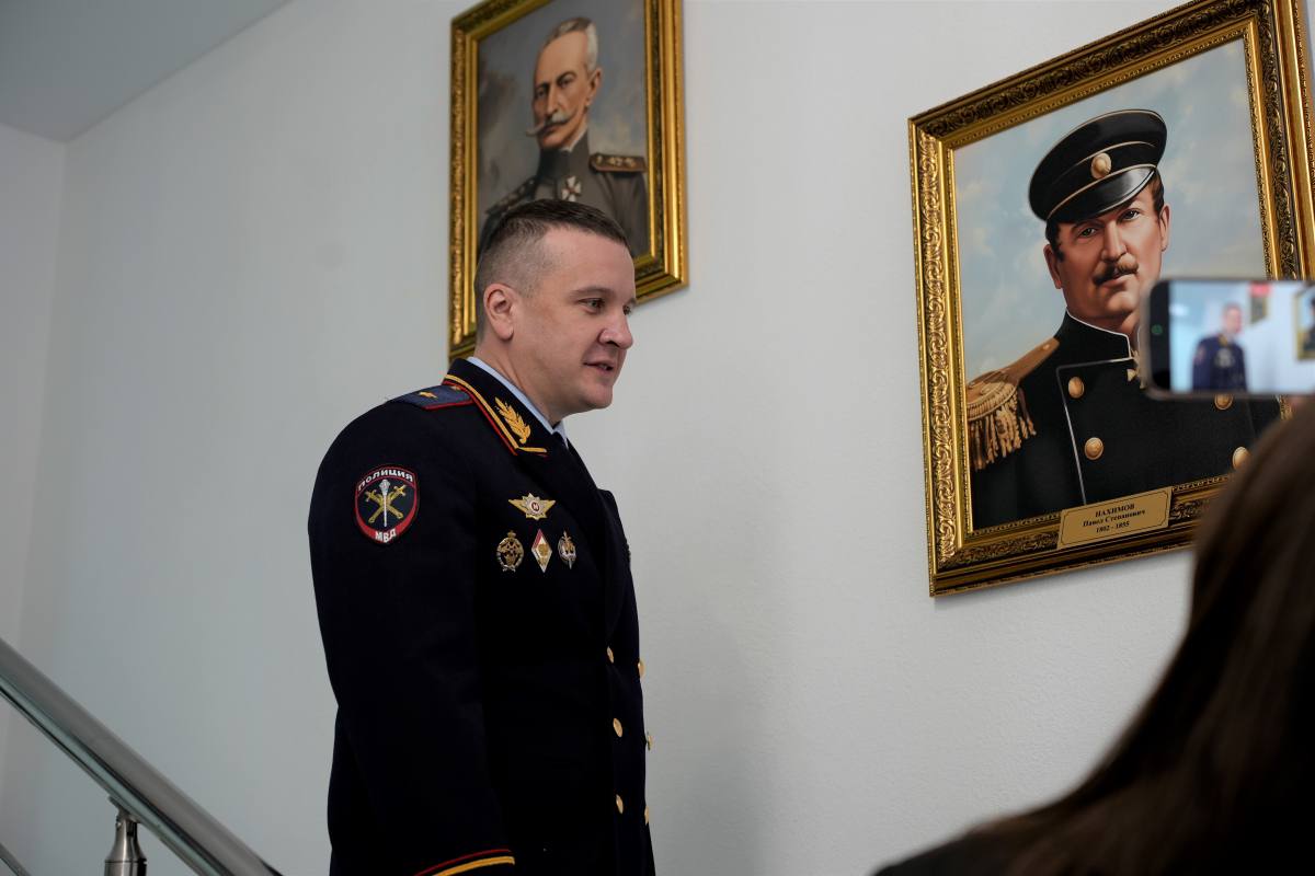 В УМВД России по Магаданской области открыта постоянная историческая экспозиция: портреты великих полководцев нашей страны В УМВД России по Магаданской области открыта постоянная историческая экспозиция: портреты великих полководцев нашей страны