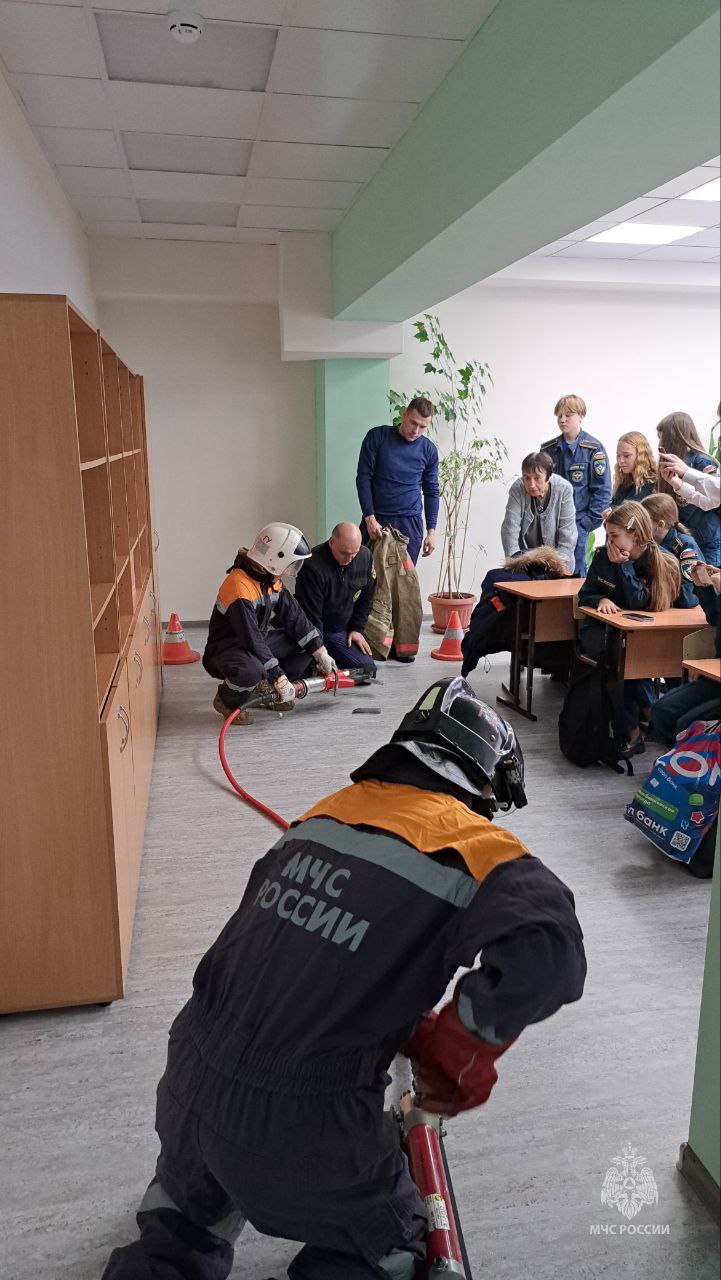 Спасатели учат школьников тонкостям профессии Спасатели учат школьников тонкостям профессии