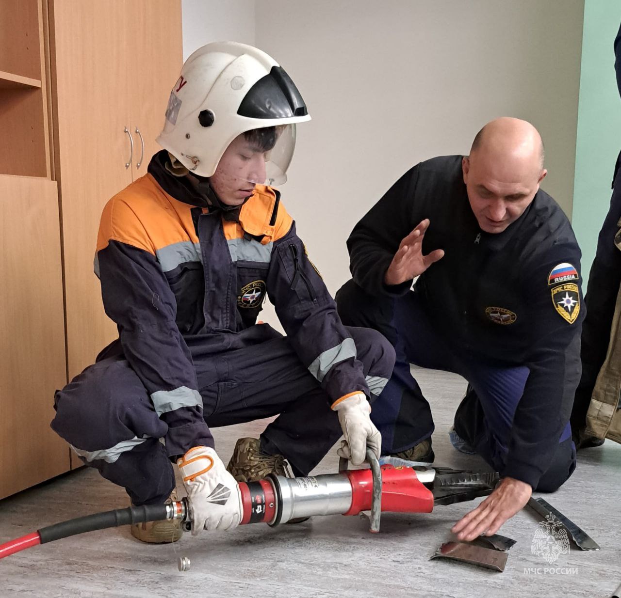 Спасатели учат школьников тонкостям профессии Спасатели учат школьников тонкостям профессии