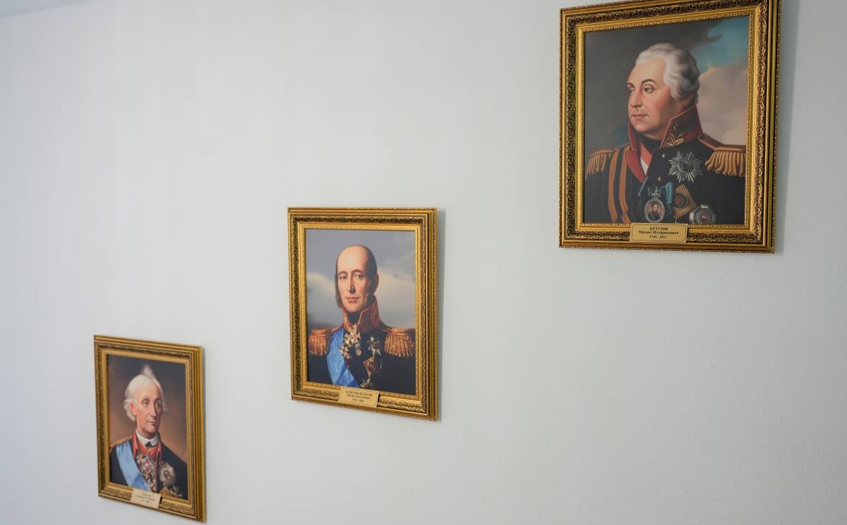 В УМВД России по Магаданской области открыта постоянная историческая экспозиция: портреты великих полководцев нашей страны В УМВД России по Магаданской области открыта постоянная историческая экспозиция: портреты великих полководцев нашей страны