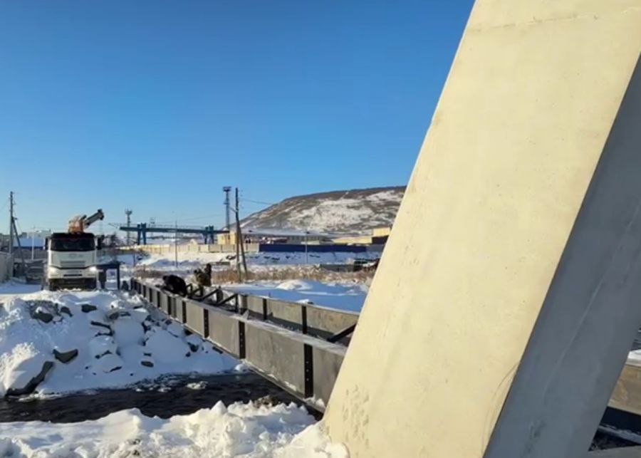 Вантовый пешеходный мост перекинут через реку Магаданку Вантовый пешеходный мост перекинут через реку Магаданку