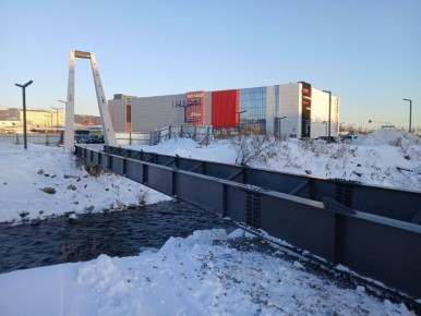 Вантовый пешеходный мост перекинут через реку Магаданку