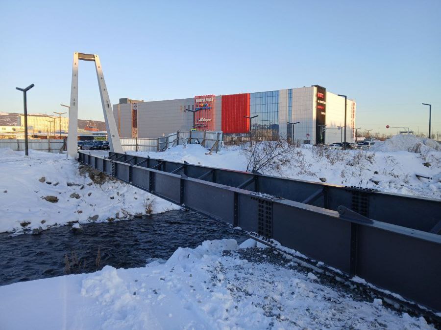 Вантовый пешеходный мост перекинут через реку Магаданку