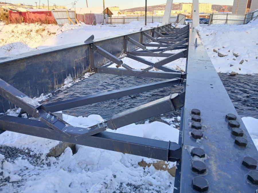 Вантовый пешеходный мост перекинут через реку Магаданку Вантовый пешеходный мост перекинут через реку Магаданку