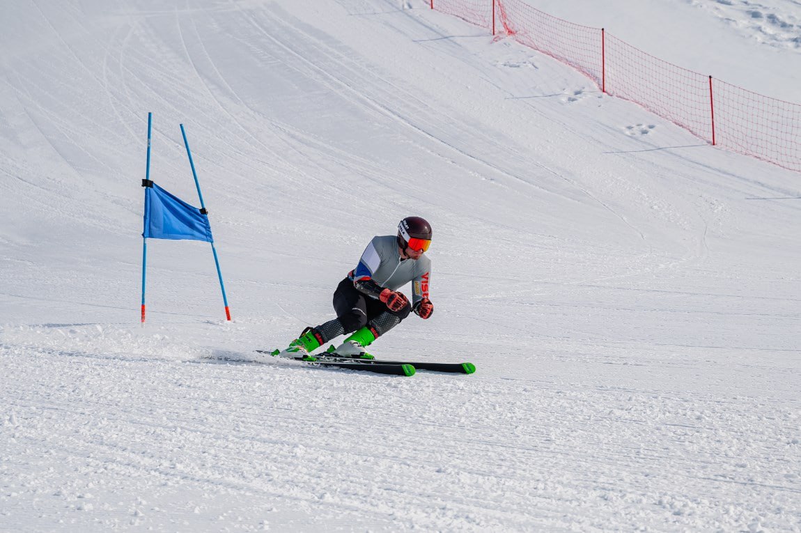 Лыжники из Москвы и Петербурга тренируются на склонах Магадана