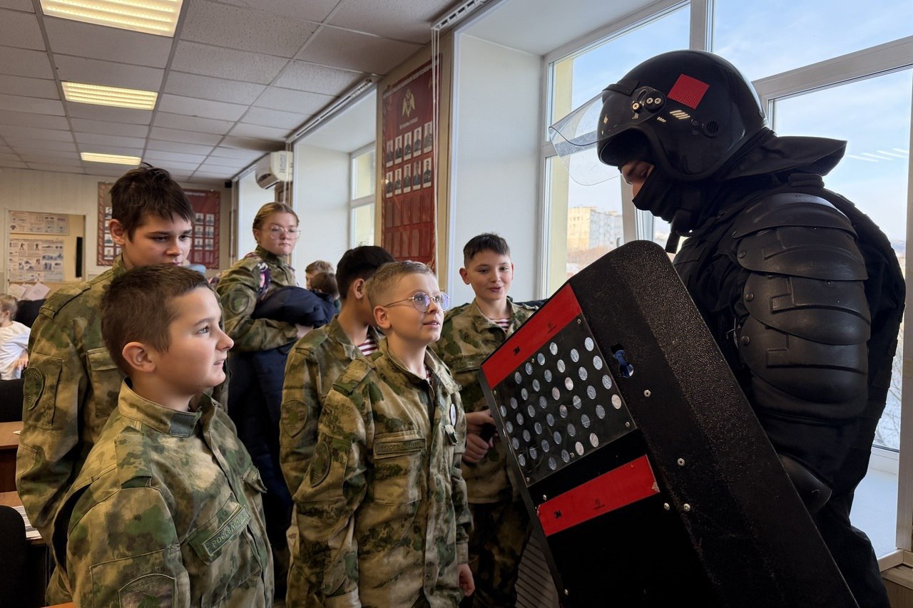 Школьники смогли познакомиться с работой магаданского ОМОН