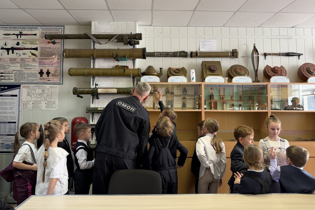 Школьники смогли познакомиться с работой магаданского ОМОН Школьники смогли познакомиться с работой магаданского ОМОН