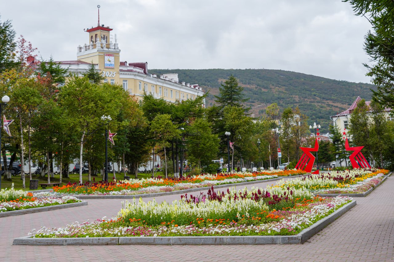 Лариса Поликанова: Более 1,5 тысячи кустарников, свыше 350 деревьев и 180 тысяч цветов украсили Магадан в сезоне благоустройства 2025 года Лариса Поликанова: Более 1,5 тысячи кустарников, свыше 350 деревьев и 180 тысяч цветов украсили Магадан в сезоне благоустройства 2025 года