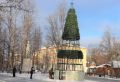 Новогоднюю елку уже устанавливают на центральной площади Усть-Омчуга