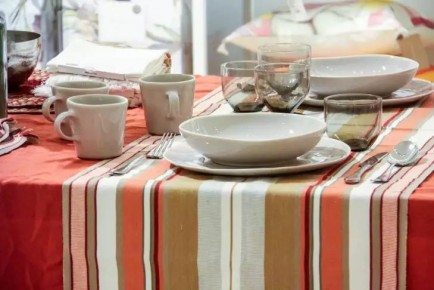 Старые пятна на скатерти — не приговор: проверенный способ вернуть ей чистоту