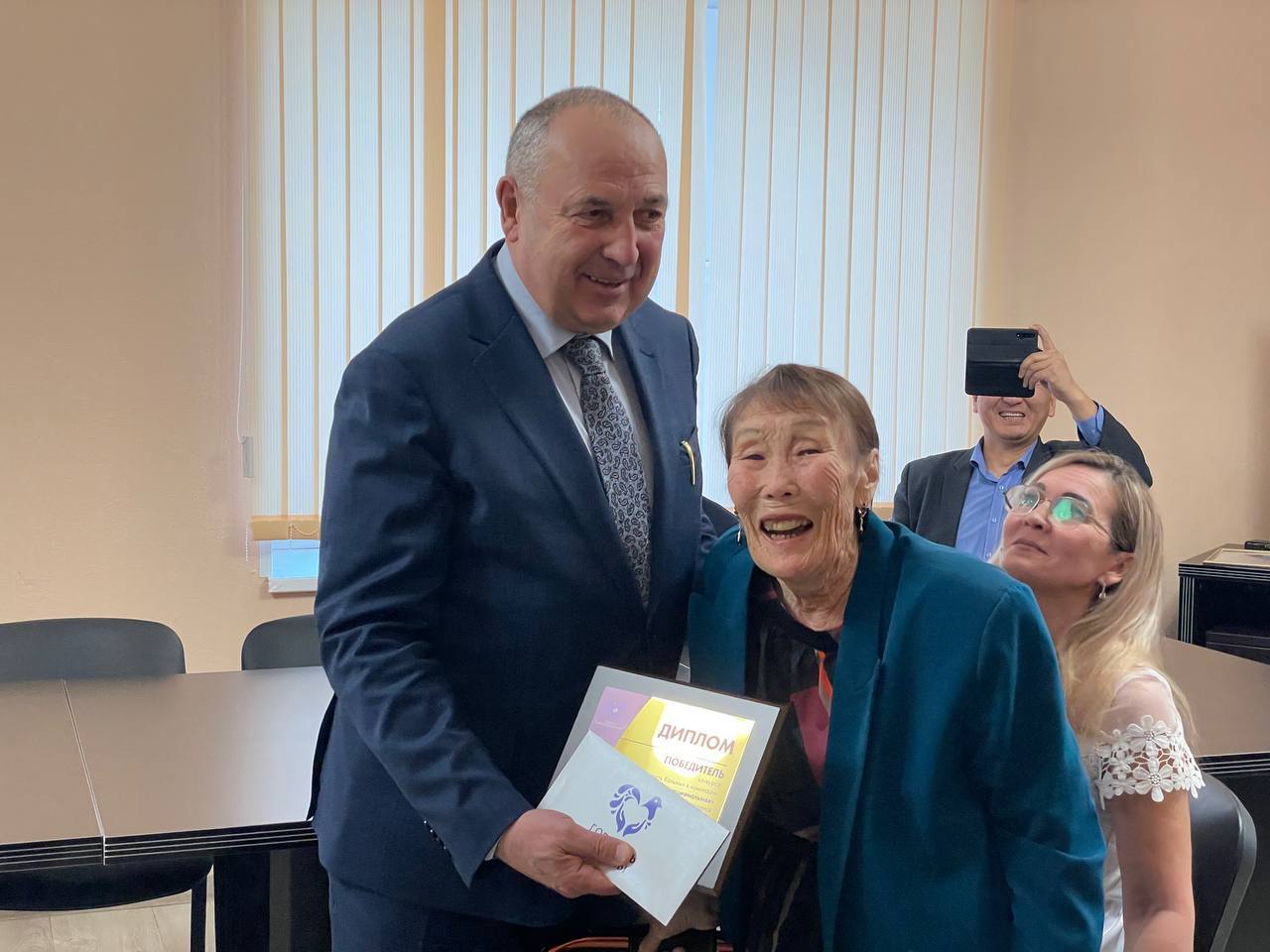 Юрий Гришан: Вручил сегодня награды жителям Северо Эвенского округа от Администрации Президента Российской Федерации за активное участие в подготовке и проведении мероприятий посвященных 80 летию Победы , а также победителям... Юрий Гришан: Вручил сегодня награды жителям Северо Эвенского округа от Администрации Президента Российской Федерации за активное участие в подготовке и проведении мероприятий посвященных 80 летию Победы , а также победителям...