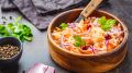 Этот салат с квашеной капустой станет вашим фаворитом: готовится проще, чем винегрет