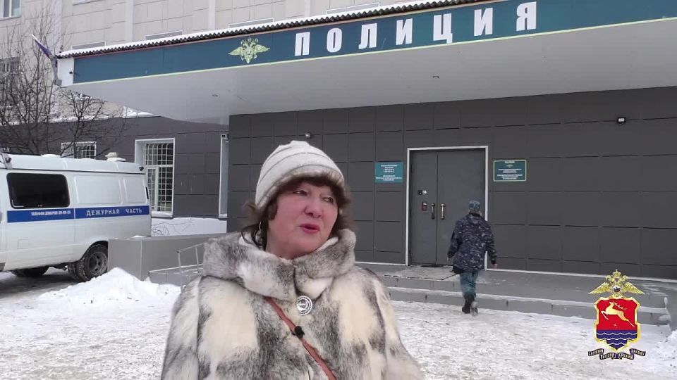 В Магадане полицейский со служебной собакой в свой выходной помог пенсионерке найти утерянные на сопке документы, деньги и ключи от квартиры